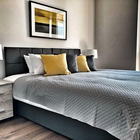 Luxury 2 Bed 2 Bath Apartment 18 Mins From Central London - Sleeps 6 Watford  Exterior photo