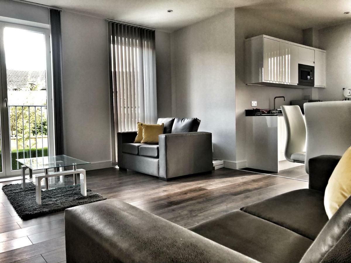 Luxury 2 Bed 2 Bath Apartment 18 Mins From Central London - Sleeps 6 Watford  Exterior photo