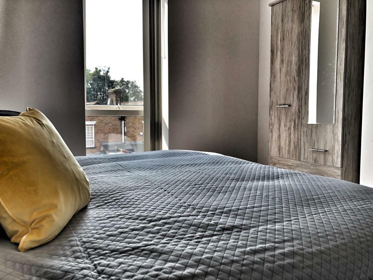 Luxury 2 Bed 2 Bath Apartment 18 Mins From Central London - Sleeps 6 Watford  Exterior photo