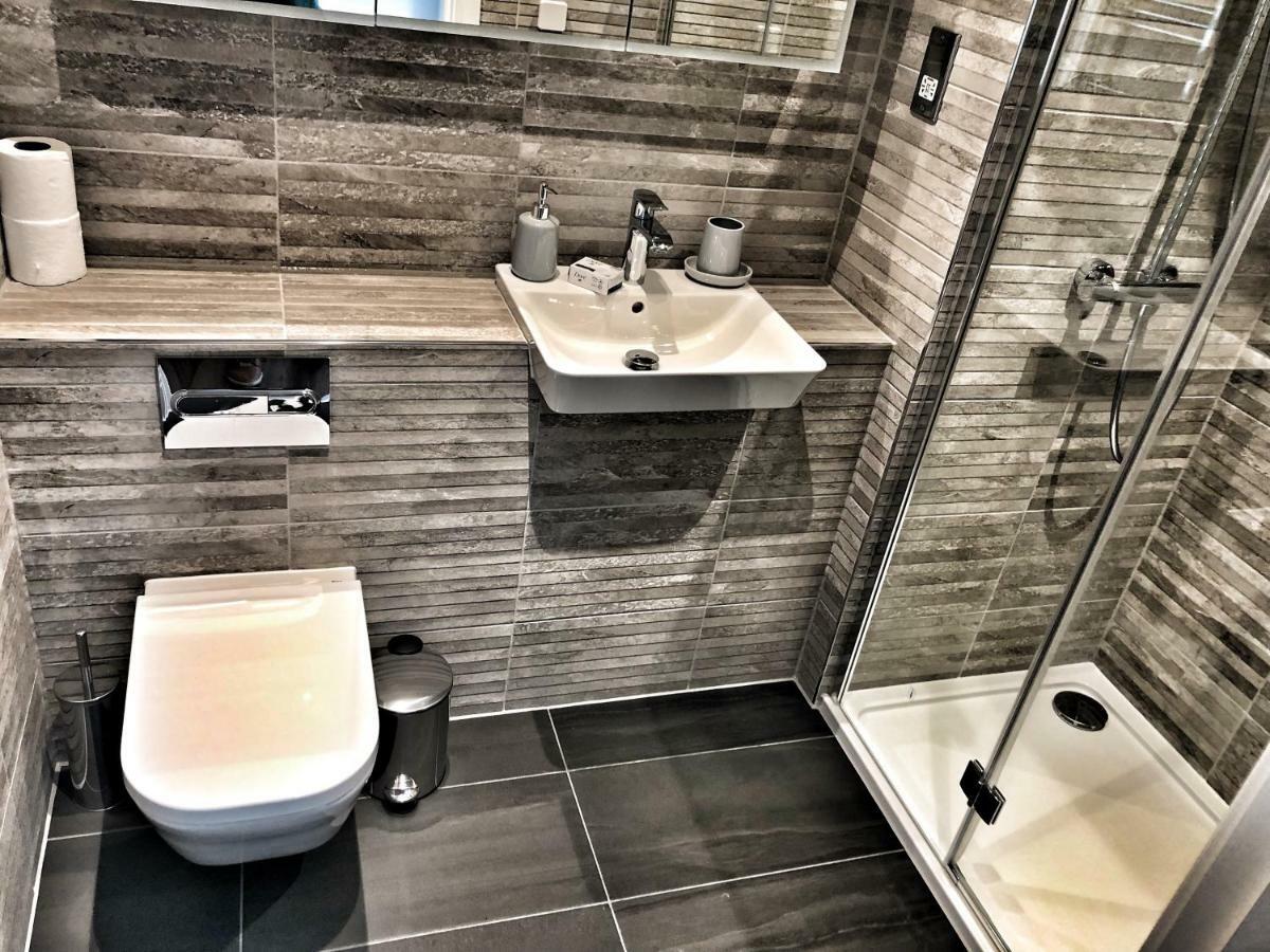 Luxury 2 Bed 2 Bath Apartment 18 Mins From Central London - Sleeps 6 Watford  Exterior photo
